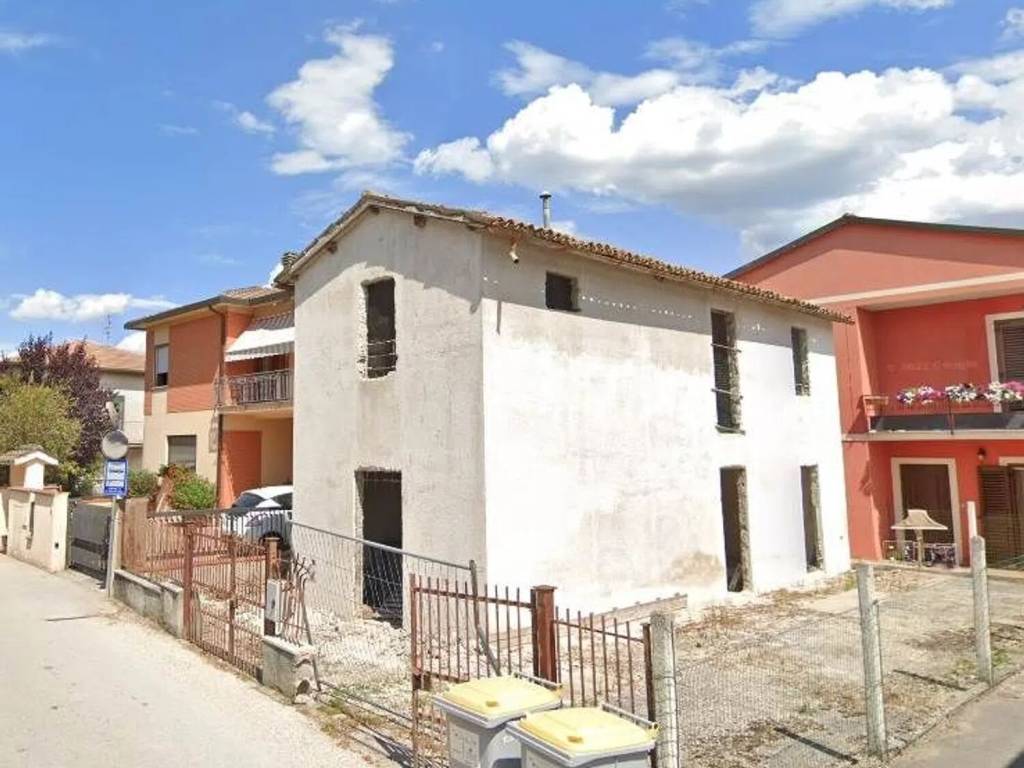 pentavano in vendita a Foligno