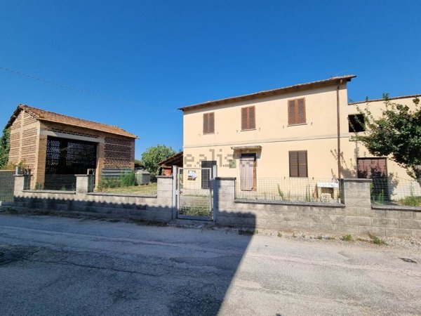 casa indipendente in vendita a Foligno