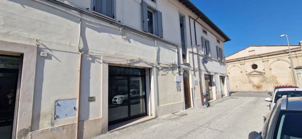 locale commerciale in vendita a Foligno