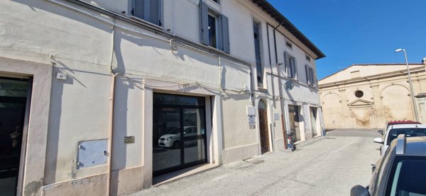 locale commerciale in vendita a Foligno