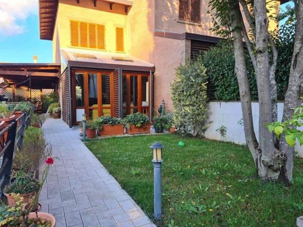 casa indipendente in vendita a Foligno in zona Vescia