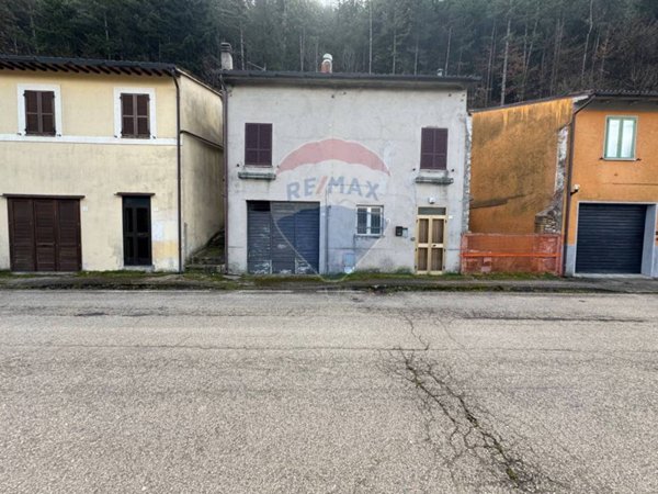 casa indipendente in vendita a Foligno in zona Colfiorito