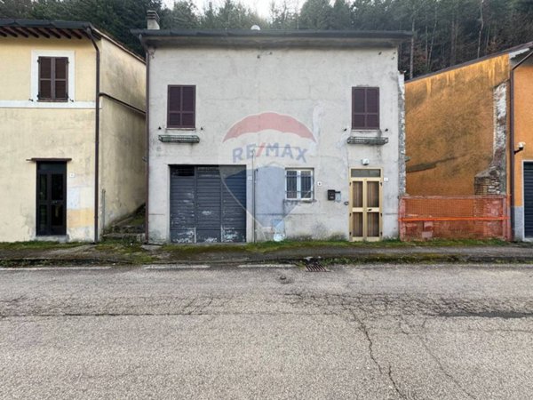 casa indipendente in vendita a Foligno in zona Colfiorito