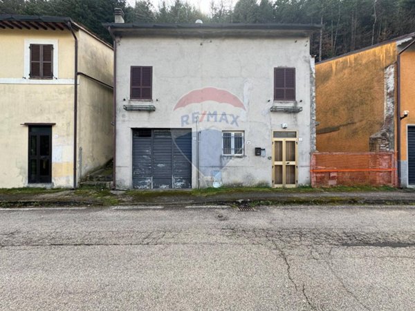 casa indipendente in vendita a Foligno in zona Colfiorito