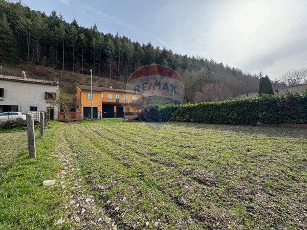 casa indipendente in vendita a Foligno in zona Colfiorito