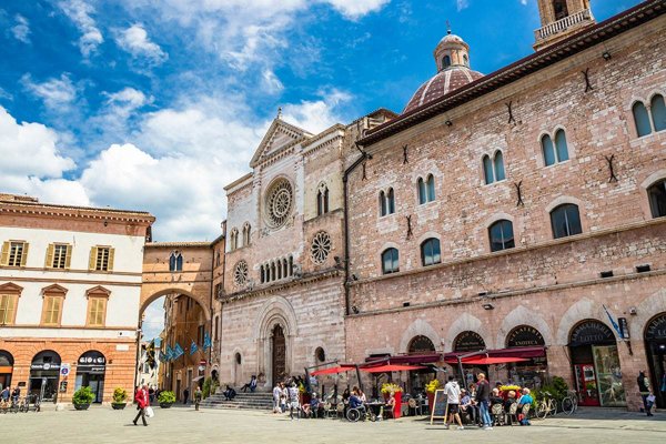 negozio in vendita a Foligno
