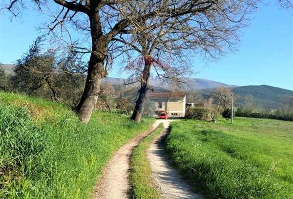 casa indipendente in vendita a Foligno in zona Camino