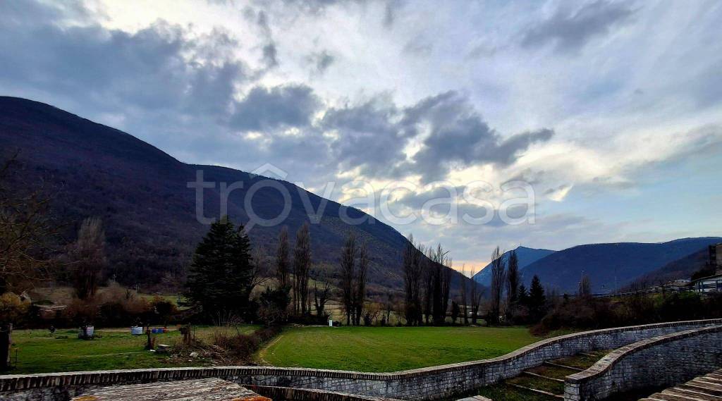 casa indipendente in vendita a Foligno in zona Scopoli