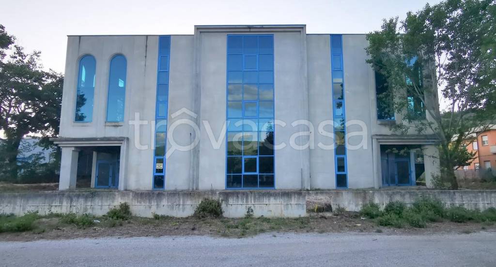 locale commerciale in vendita a Foligno in zona San Giovanni Profiamma