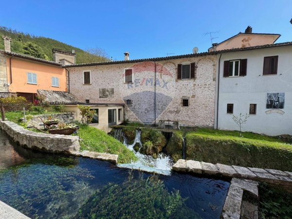 casa indipendente in vendita a Foligno in zona Rasiglia