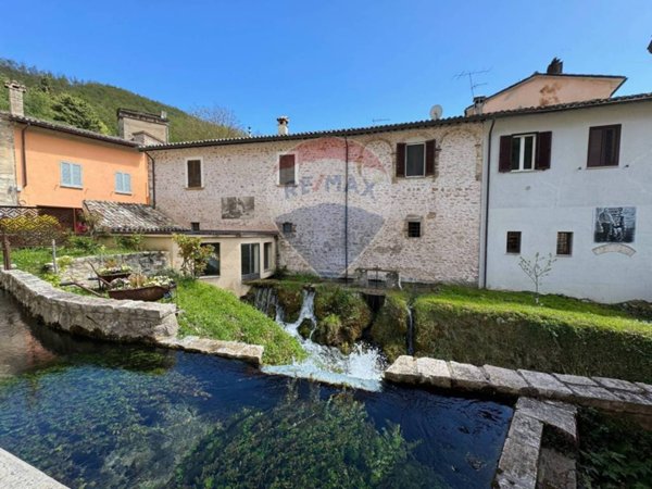 casa indipendente in vendita a Foligno in zona Rasiglia