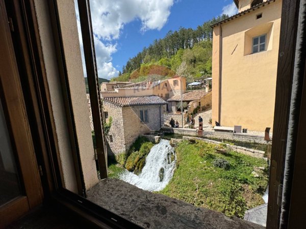 casa indipendente in vendita a Foligno in zona Rasiglia