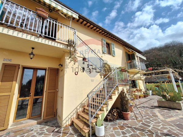 casa indipendente in vendita a Foligno in zona Camino