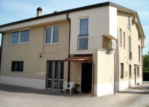 casa indipendente in vendita a Foligno