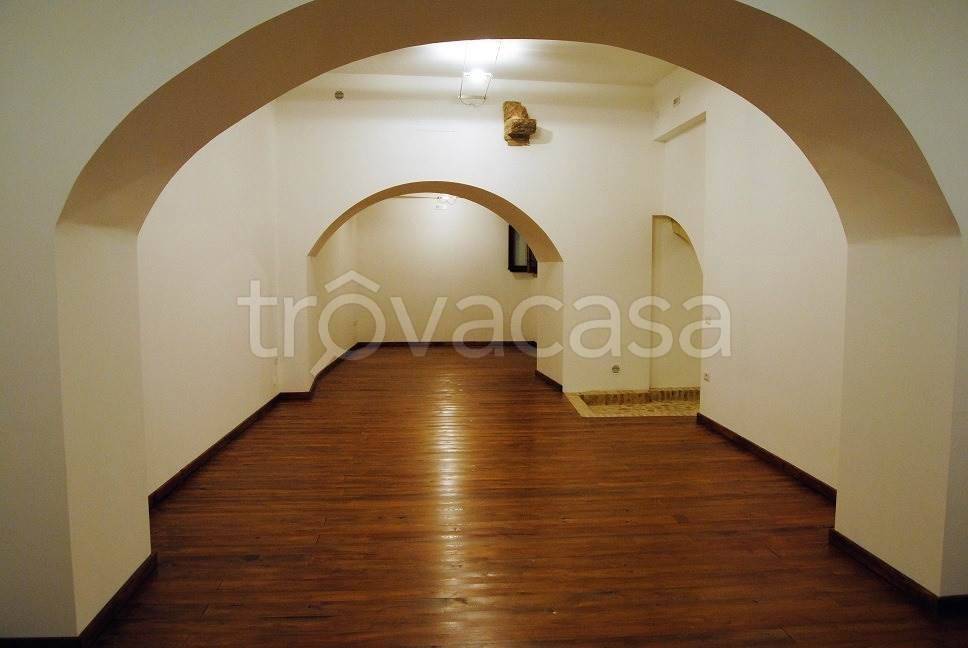 locale commerciale in vendita a Foligno