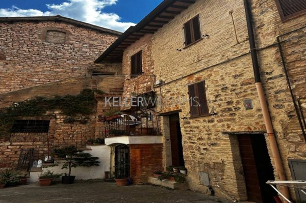 casa indipendente in vendita a Foligno in zona Sant'Eraclio