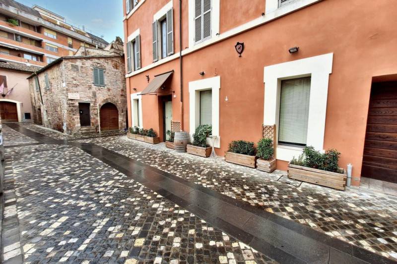 locale commerciale in vendita a Foligno