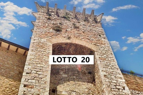 locale di sgombero in vendita a Foligno in zona Sant'Eraclio