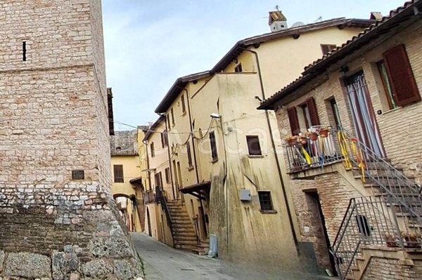 locale di sgombero in vendita a Foligno in zona Sant'Eraclio