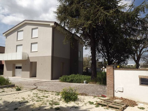 casa indipendente in vendita a Foligno