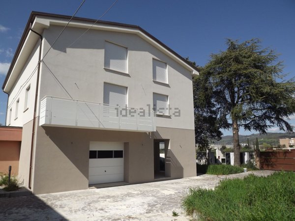 casa indipendente in vendita a Foligno