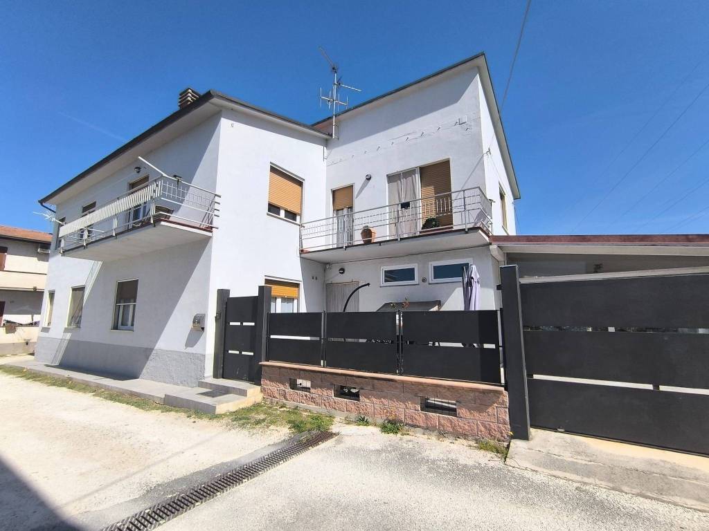 casa indipendente in vendita a Foligno in zona Camino