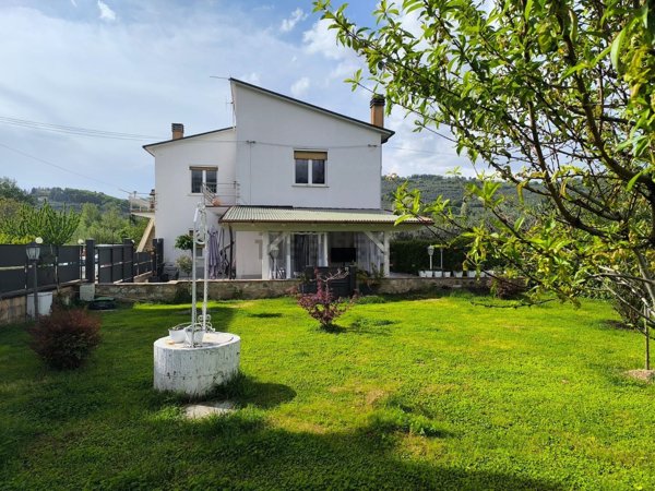 casa indipendente in vendita a Foligno
