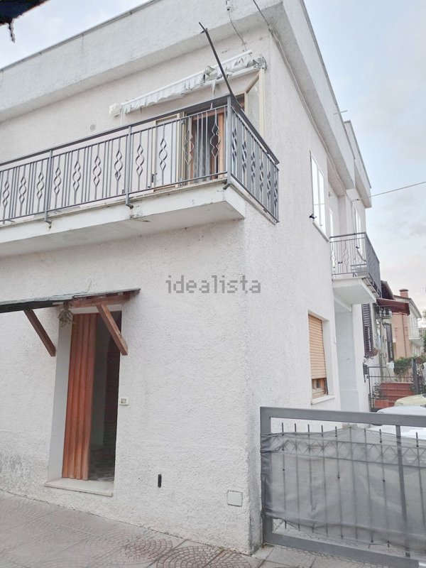 casa indipendente in vendita a Foligno in zona Vescia