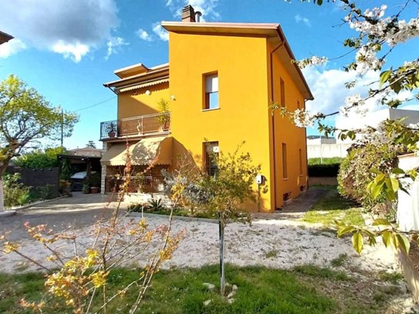 casa indipendente in vendita a Foligno in zona Camino