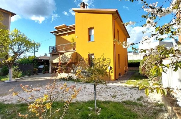 casa indipendente in vendita a Foligno