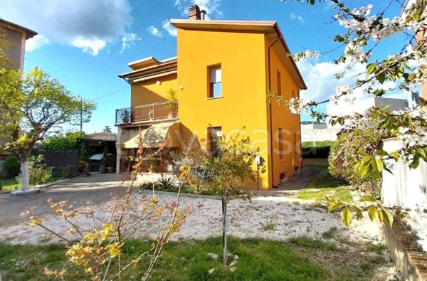 casa indipendente in vendita a Foligno in zona Camino