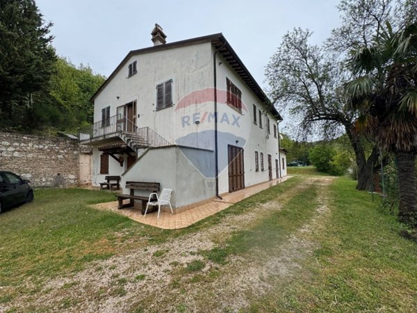 casa indipendente in vendita a Foligno in zona Afrile