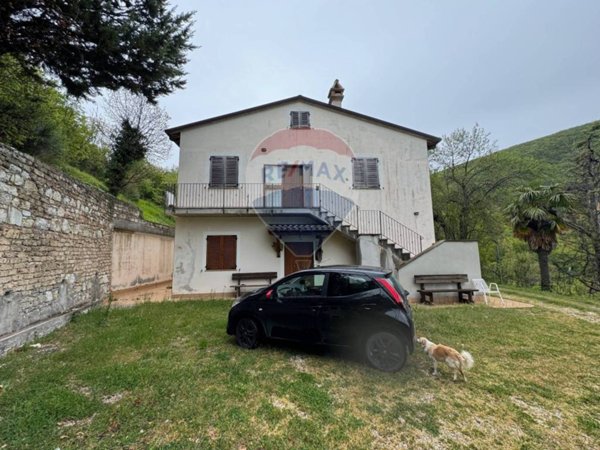 casa indipendente in vendita a Foligno in zona Colfiorito