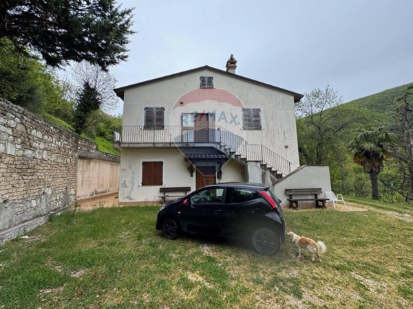 casa indipendente in vendita a Foligno in zona Rio