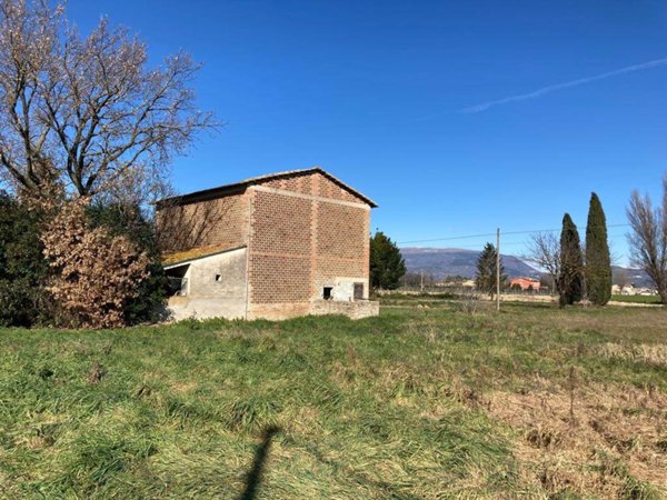 terreno edificabile in vendita a Foligno in zona Scafali