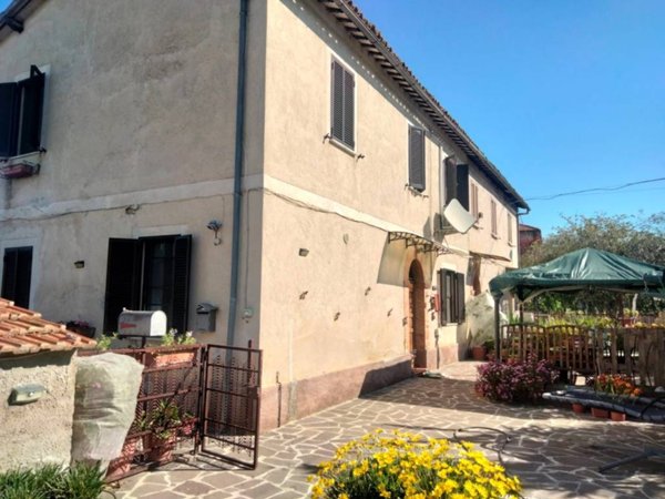 casa indipendente in vendita a Foligno in zona Sterpete