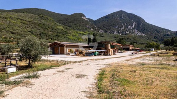 negozio in vendita a Foligno in zona Pale