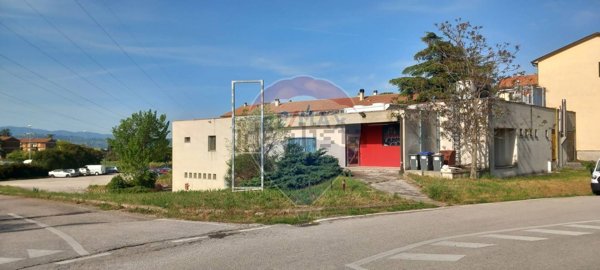 locale commerciale in vendita a Foligno