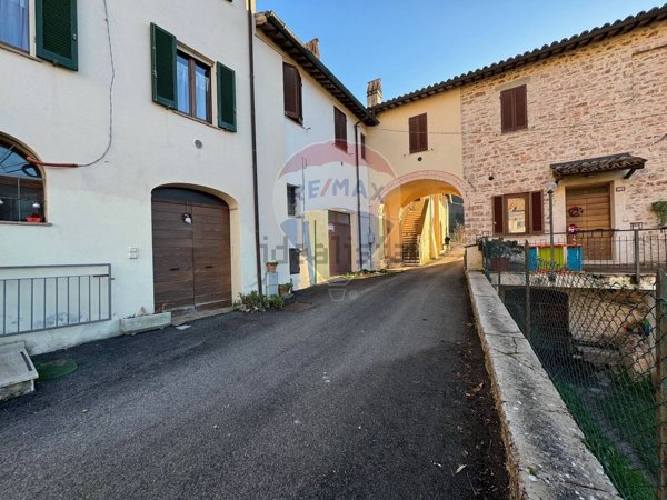 casa semindipendente in vendita a Foligno in zona Capodacqua