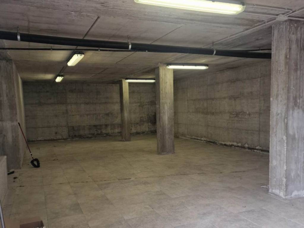 locale commerciale in vendita a Foligno in zona Paciana