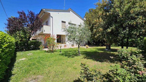 casa indipendente in vendita a Foligno