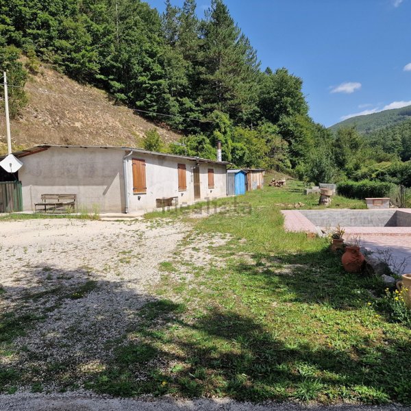 quadrivano in vendita a Foligno in zona Rasiglia