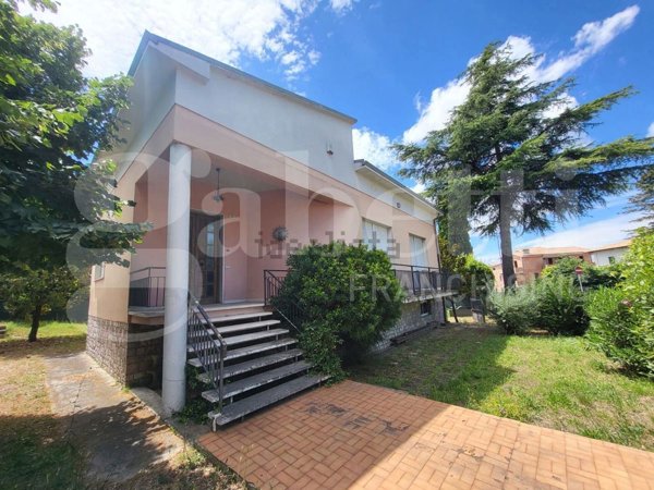 casa indipendente in vendita a Foligno