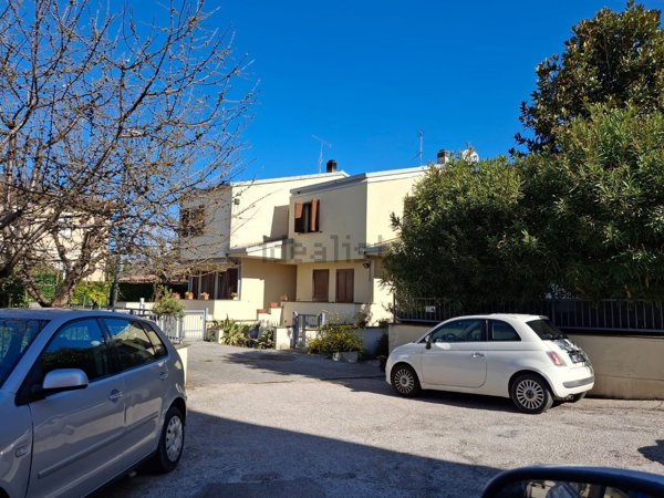 casa indipendente in vendita a Foligno in zona Camino