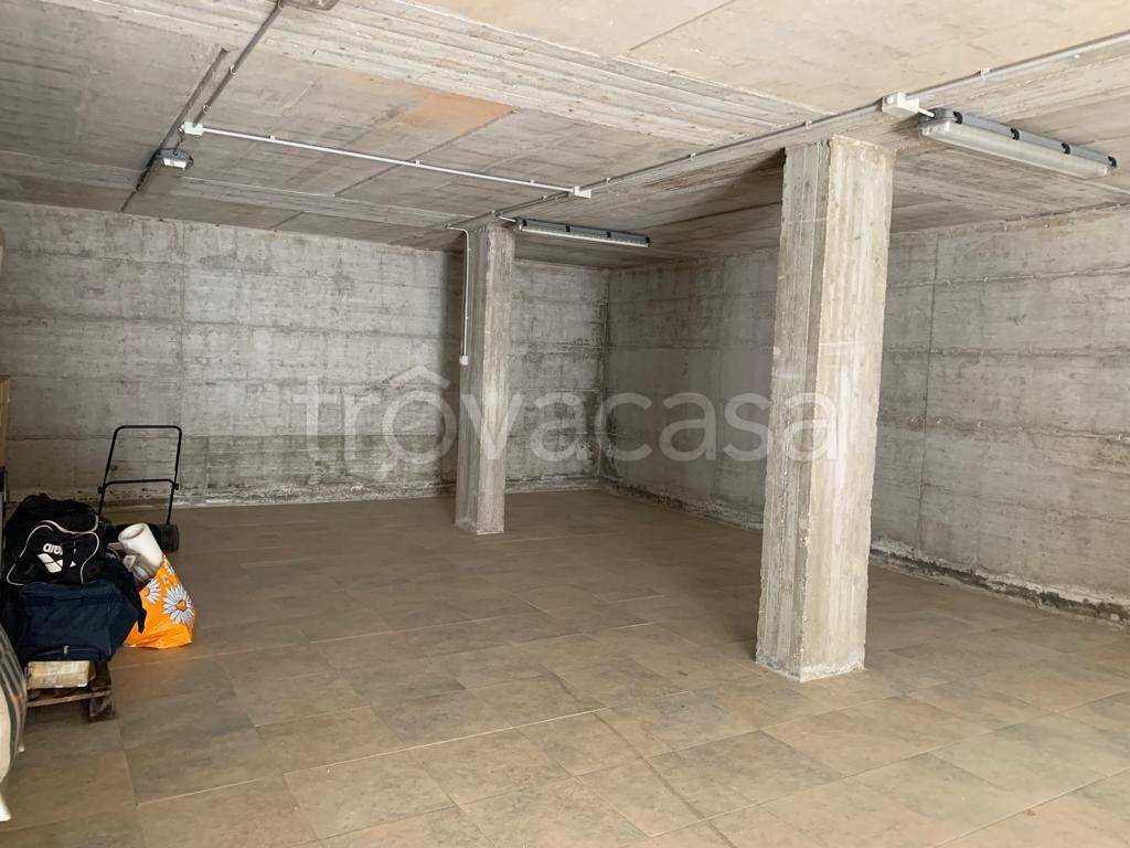 locale commerciale in vendita a Foligno