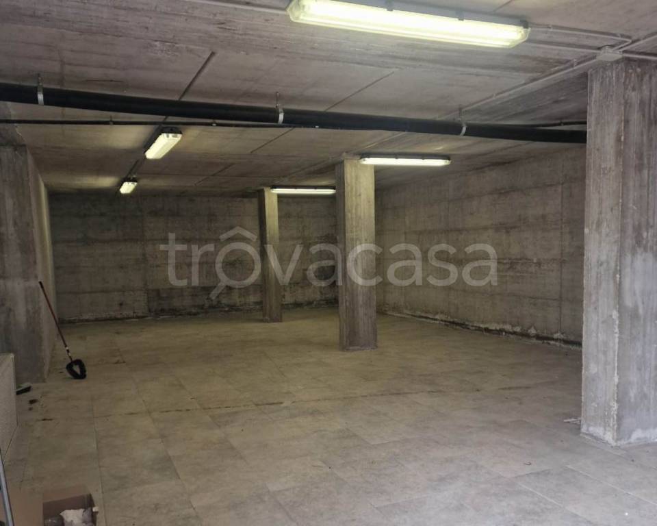 locale commerciale in vendita a Foligno