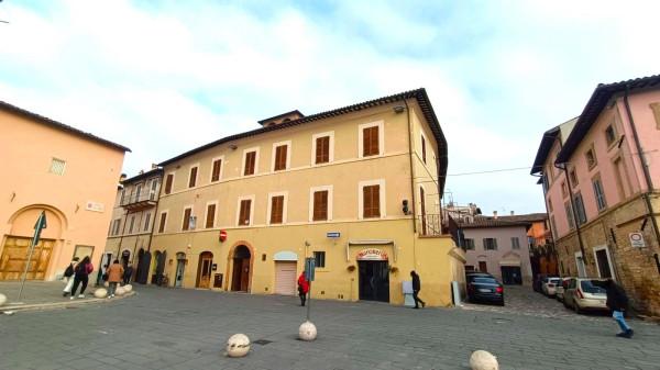 locale commerciale in vendita a Foligno in zona Fondi