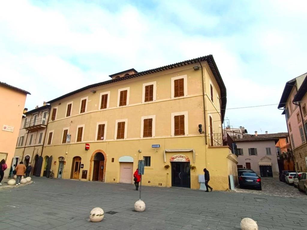 locale commerciale in vendita a Foligno in zona Camino