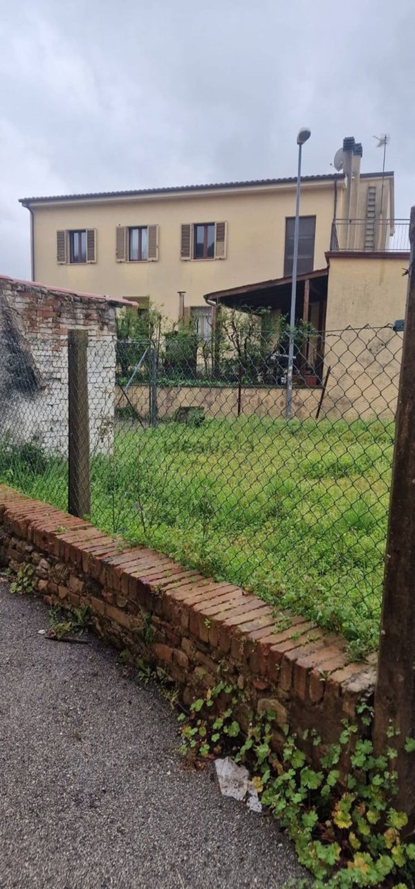 casa indipendente in vendita a Foligno in zona Vescia
