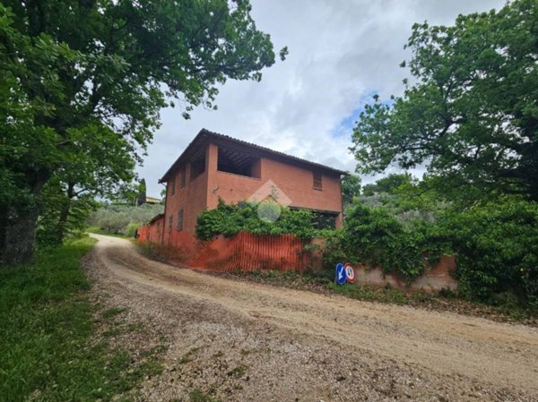 casa indipendente in vendita a Foligno in zona Treggio